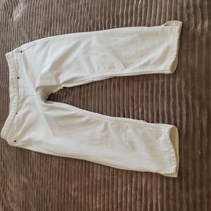 Hue. White Skinny Legs, Cropped  Pull on Pants. Size M.